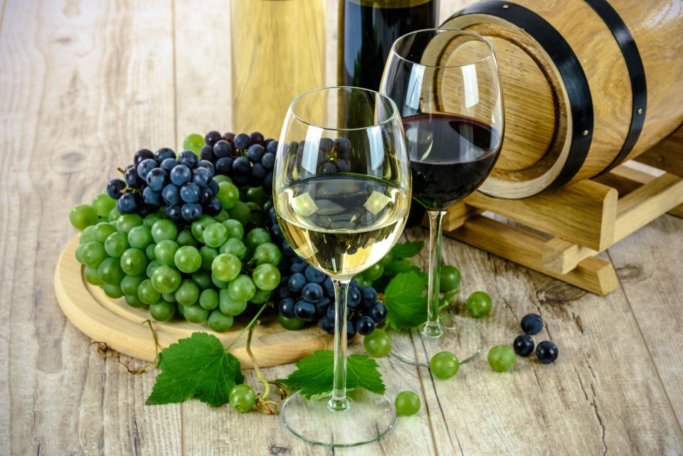 Verre de blanc et grappes